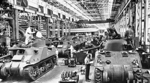 life-detroit-car-makers-world-war-II-1942_6_chrysler-tanks-672x372